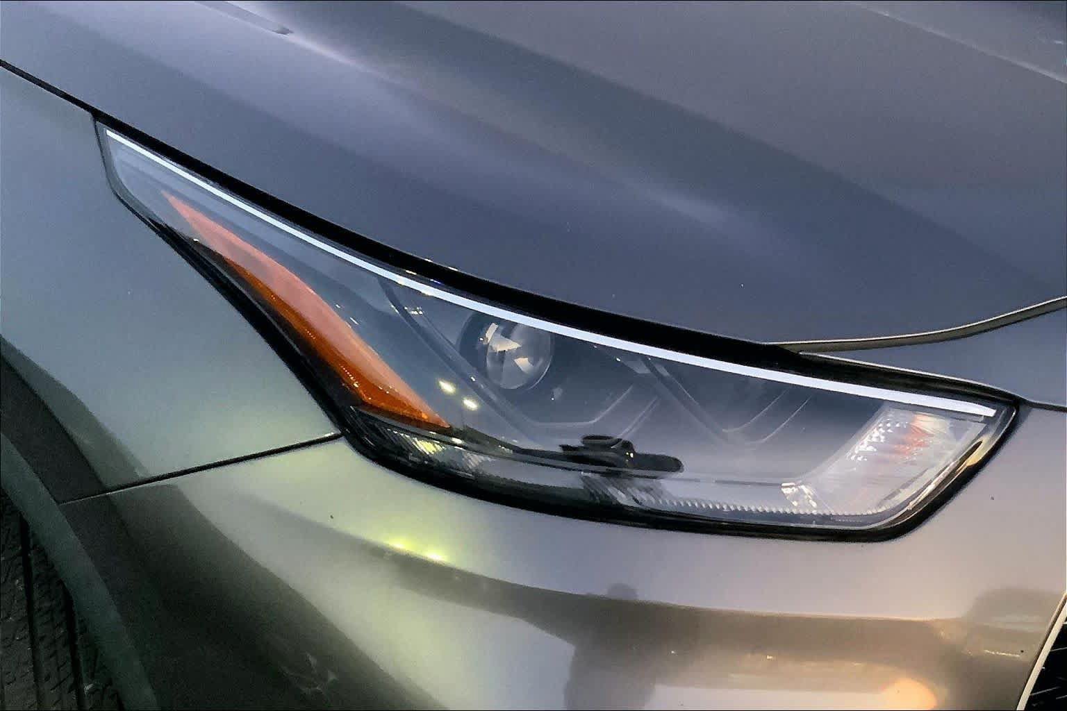 Used 2024 Toyota Highlander XLE FWD image 24