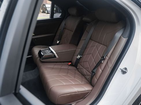 Used 2025 BMW i7 xDrive60 AWD/4WD image 19