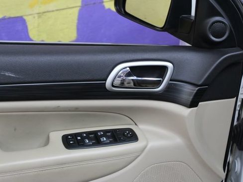 Used 2022 Jeep Grand Cherokee Laredo E AWD/4WD image 10