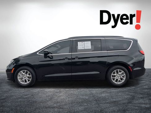 Used 2022 Chrysler Pacifica Touring-L w/ Uconnect Theater Family Group image 7