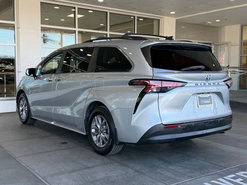 Certified 2021 Toyota Sienna XLE FWD image 10