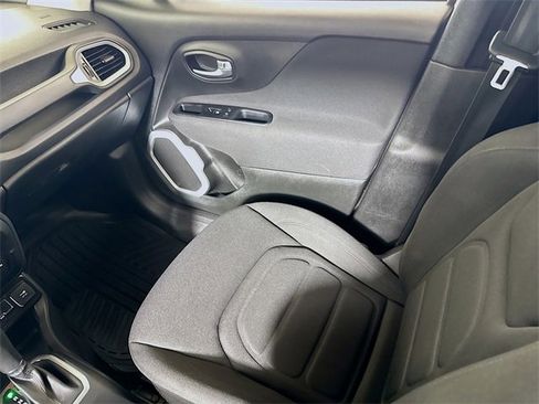 Used 2021 Jeep Renegade Latitude image 19