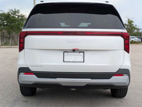New 2026 Kia Carnival EX FWD image 5