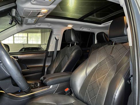 Used 2021 Toyota Highlander Platinum image 25