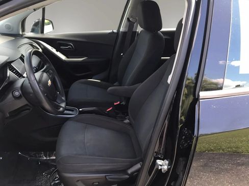 Used 2020 Chevrolet Trax LS FWD image 2