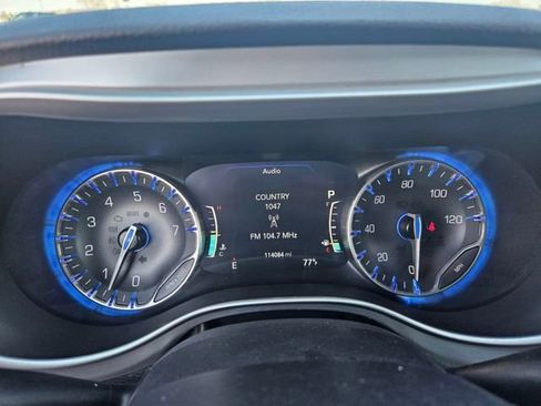 Used 2022 Chrysler Pacifica Touring image 15