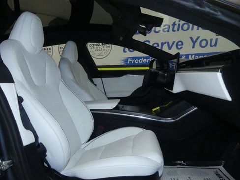 Used 2021 Tesla Model S Plaid image 8