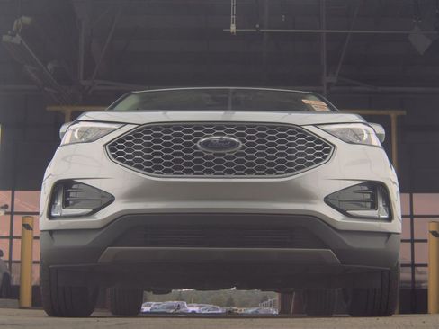 Used 2024 Ford Edge SEL w/ Convenience Package AWD/4WD image 3