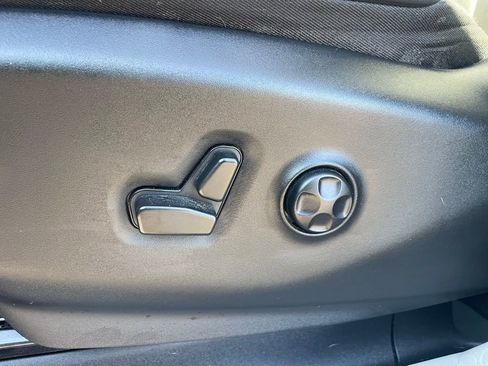 Used 2023 Chrysler Pacifica Touring-L image 29