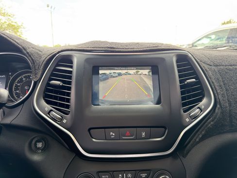 Used 2021 Jeep Cherokee Latitude Plus w/ Sun & Sound Group FWD image 13