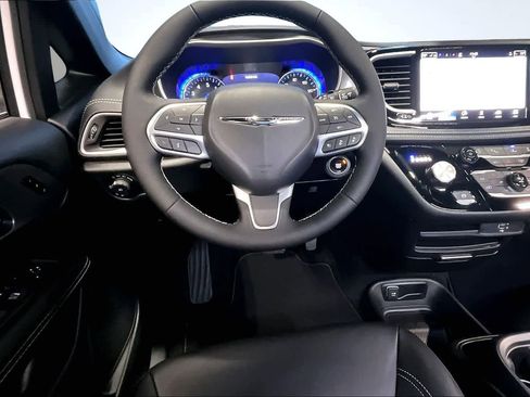 New 2026 Chrysler Pacifica Select image 15
