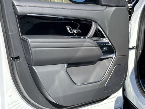 New 2025 Land Rover Range Rover Long Wheelbase SE image 17