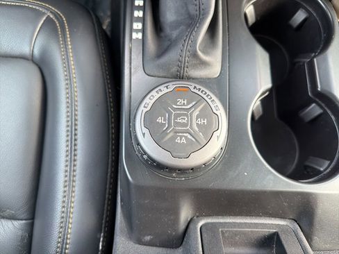 Used 2025 Ford Bronco Badlands image 34