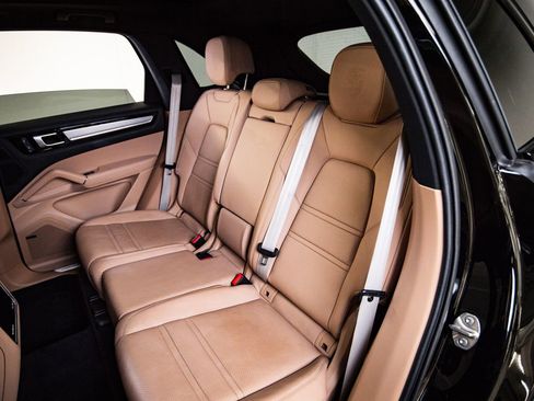 Certified 2023 Porsche Cayenne Platinum Edition AWD/4WD image 24