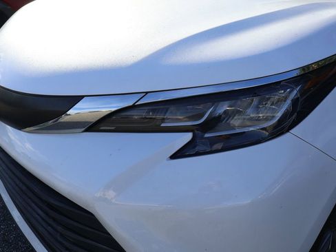 Used 2022 Toyota Sienna LE image 3