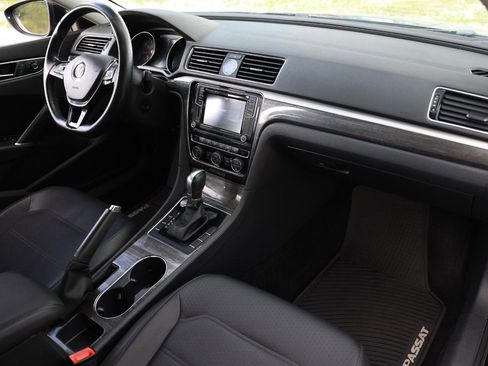 Used 2017 Volkswagen Passat 1.8T SE FWD image 18