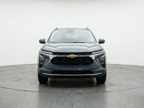 Used 2025 Chevrolet Trax LT w/ LT Convenience Package image 2
