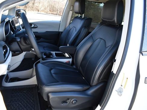 Used 2024 Chrysler Pacifica Touring-L w/ Uconnect Theater Family Group image 12