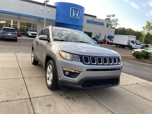 Used 2019 Jeep Compass Latitude FWD image 2