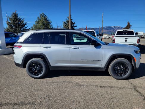 New 2026 Jeep Grand Cherokee Altitude image 2