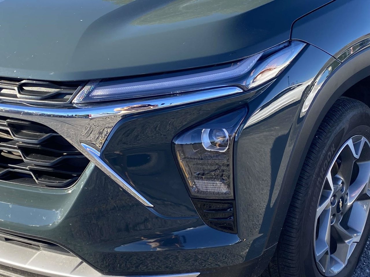 Used 2025 Chevrolet Trax LT FWD image 4