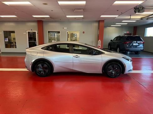 Used 2025 Toyota Prius Plug-In Hybrid FWD image 3