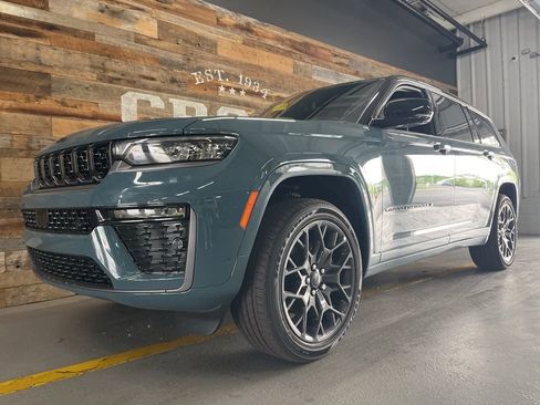 New 2026 Jeep Grand Cherokee L Summit w/ Obsidian Package AWD/4WD image 9