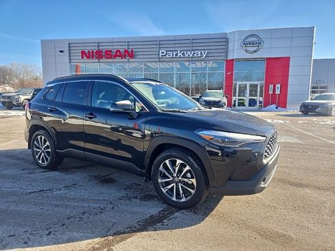 Used 2023 Toyota Corolla Cross XLE image 1