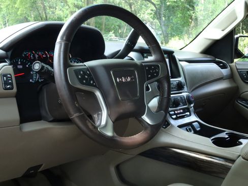 Used 2017 GMC Yukon SLT image 6