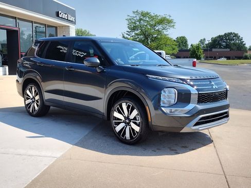 New 2025 Mitsubishi Outlander SE image 21