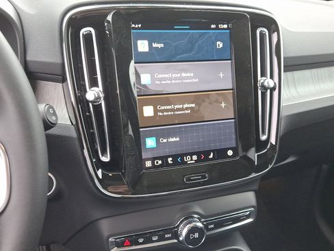 New 2025 Volvo XC40 B5 Plus w/ Protection Package Premier image 11