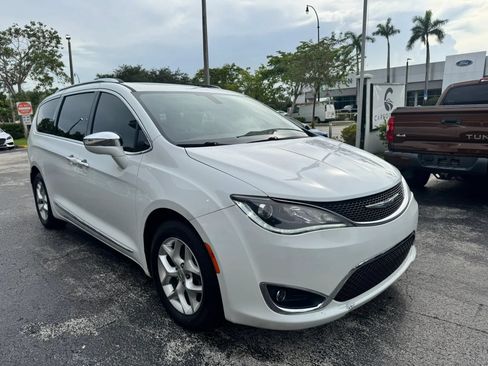 Used 2020 Chrysler Pacifica Limited FWD image 2