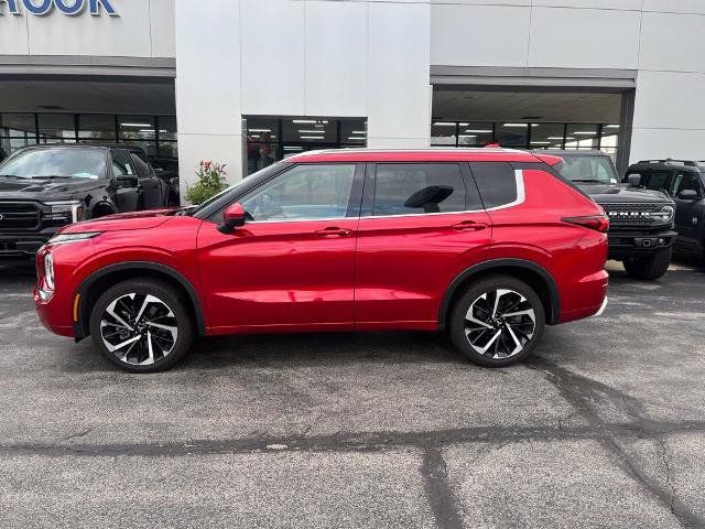 Used 2023 Mitsubishi Outlander AWD image 3
