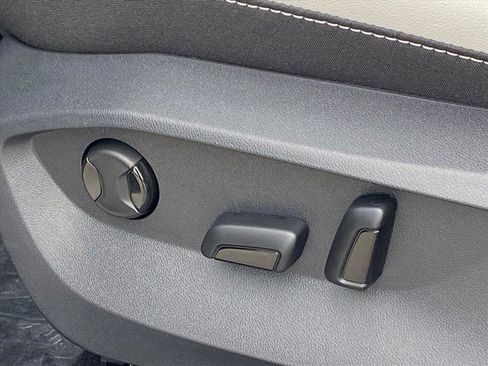 New 2026 Volkswagen Taos SE image 3