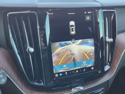 Used 2023 Volvo XC60 B5 Plus image 8