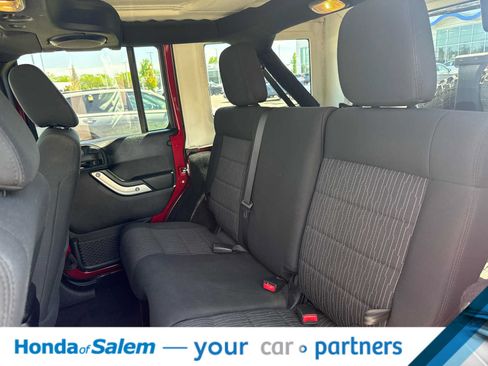 Used 2012 Jeep Wrangler Unlimited Rubicon w/ Connectivity Group AWD/4WD image 12