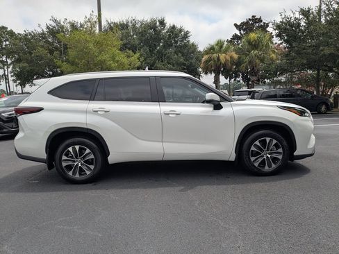 Used 2024 Toyota Highlander XLE FWD image 3