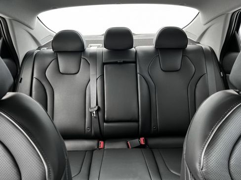 New 2025 Hyundai Elantra Limited image 16