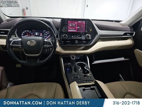 Used 2022 Toyota Highlander XLE AWD/4WD image 7
