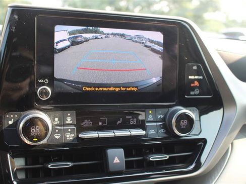 Used 2024 Toyota Highlander XLE FWD image 16