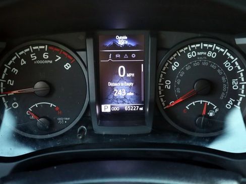 Used 2022 Toyota Tacoma TRD Off-Road image 34