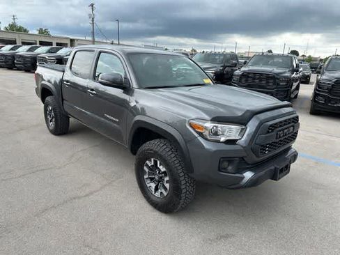 Used 2017 Toyota Tacoma TRD Off-Road w/ Premium & Technology Package AWD/4WD image 22