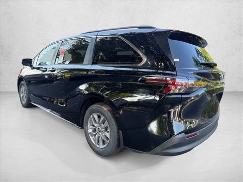 Used 2026 Toyota Sienna XLE FWD image 5