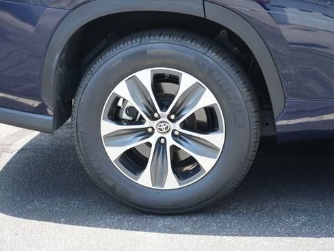Used 2024 Toyota Highlander XLE FWD image 13
