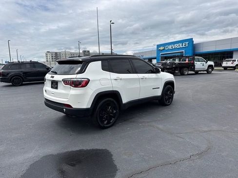 Used 2018 Jeep Compass Latitude w/ Popular Equipment Group AWD/4WD image 3