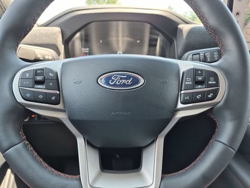 Used 2025 Ford Explorer Active AWD/4WD image 21