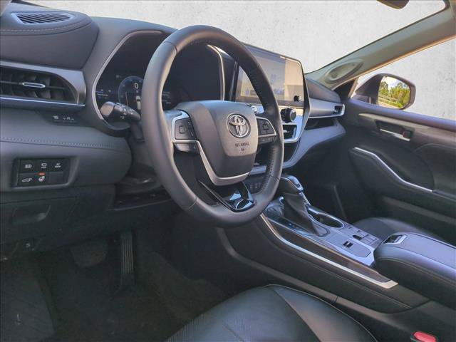 Used 2023 Toyota Highlander Limited AWD/4WD image 10