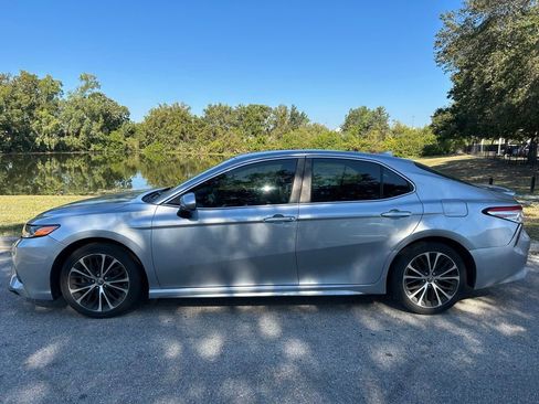 Used 2020 Toyota Camry SE image 2