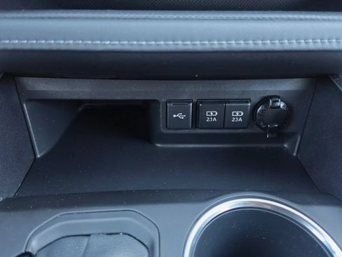 Used 2021 Toyota Highlander XLE FWD image 30