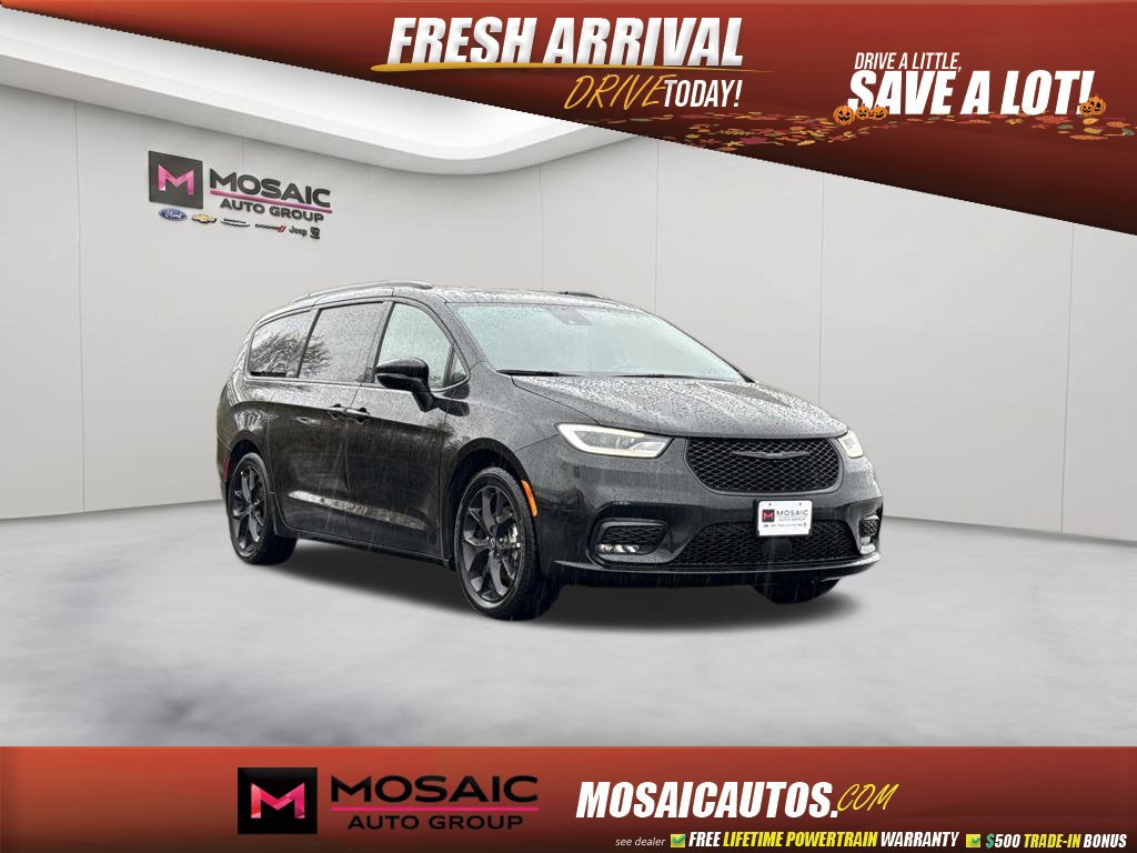 Used 2025 Chrysler Pacifica Limited FWD image 1